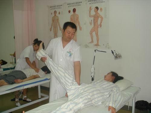 早期强直性脊柱炎的症状是什么样的 早期强直性脊柱炎的症状是什么样的