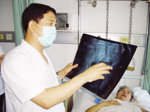 什么样的因素造成强直性脊柱炎多发 什么样的因素造成强直性脊柱炎多发
