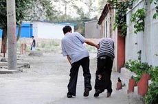 治疗强直性脊柱炎需要注意什么事项 治疗强直性脊柱炎需要注意什么事项