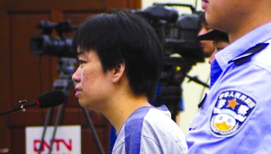 韩群凤本是东莞某银行大堂经理,收入颇高,因为儿治病耗尽百万家财