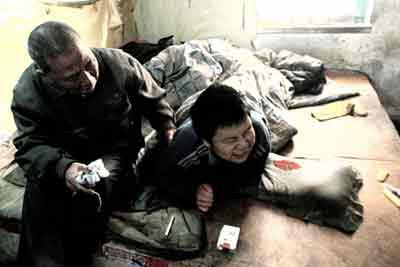 艰辛人生路,为子奔波治强直 艰辛人生路,为子奔波治强直