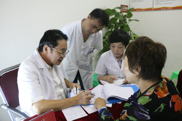 林孝义教授与我院医生联合为患者看诊 林孝义教授与我院医生联合为患者看诊.jpg