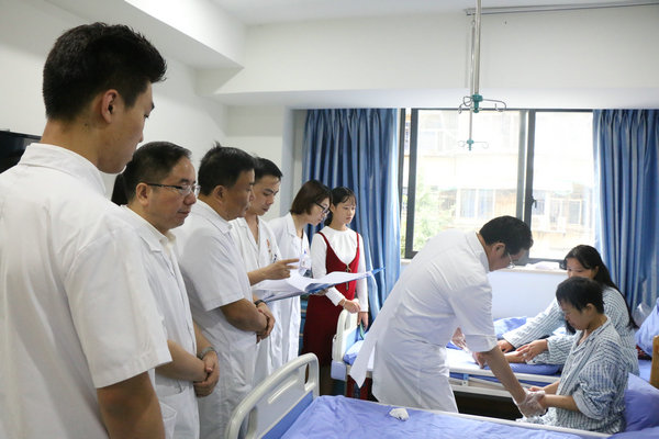 我院住院部医生陪同林孝义教授巡诊查房,评估患者病情恢复情况 我院住院部医生陪同林孝义教授巡诊查房,评估患者病情恢复情况.jpg