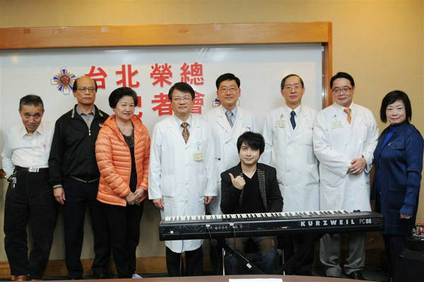 亚洲“钢琴小王子”之称的“VK克”许勤毅(左)感謝林孝义医师(右)悉心治疗,让他保有生活品质 亚洲“钢琴小王子”之称的“VK克”许勤毅(左)感謝林孝义医师(右)悉心治疗,让他保有生活品质.jpg